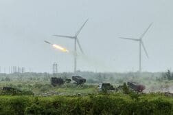 台湾軍が沿岸で演習、中国軍の上陸阻止を想定　「実戦に近い形」