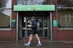 英企業の3割超、新卒・未経験者向け求人を削減＝調査