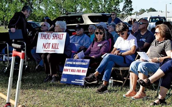 タンジの死刑が執行された日、刑務所の外には死刑制度に反対する約50人の活動家が集まり「命の終わりを決めるのは人間ではない」などと抗議（写真）。一方で賛成派も集結し、「死刑は犯罪の抑止力になる」と訴えた