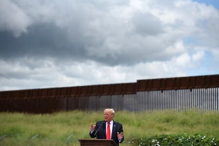 米大統領選で接戦が予想される激戦７州中６州で、共和党候補となる公算が大きいトランプ前大統領の支持率が民主党の現職バイデン大統領を上回っている。２０２１年６月撮影（２０２４年　ロイター/Callaghan O\'Hare）