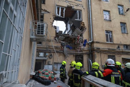 写真は南部の黒海沿岸の港湾都市オデーサで攻撃を受けた現場。1月27日に撮影。REUTERS/Nina Liashonok