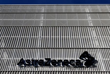 　７月２５日、英製薬大手アストラゼネカが発表した第２・四半期決算は、為替変動の影響を除く売上高が前年同期比１７％増の１２９億４０００万ドルとなった。写真は同社のロゴ。３月、ベルギー・ブリュッセルで撮影（２０２４年　ロイター/Yves Herman）