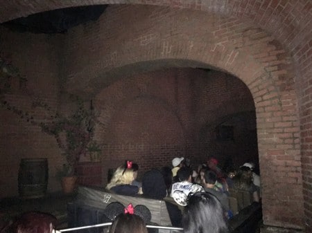 　１２月２７日、米メディア大手ウォルト・ディズニーが米カリフォルニア州で運営するディズニーランドで、停電が発生し、複数の人気アトラクションに影響が出た。写真は、「パイレーツ・オブ・カリビアン」のなかで動けなくなった人たち。写真はソーシャルメディアから（２０１７年　ロイターAshoka Thiagarajan/via REUTERS）