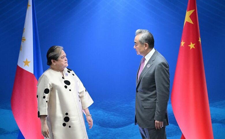 フィリピンのラザロ外相（左）と中国の王毅外相。７月２２日、フィリピンのマニラで撮影（２０２６年　代表撮影）