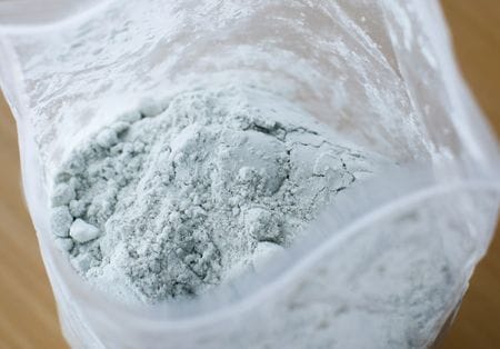 　３月４日、中国国営新華社通信が報じたところによると、中国政府は発表した白書で、合成麻薬「フェンタニル」の問題を巡り同国を批判したり責任を転嫁したりすることに反対した。写真はフェンタニル前駆体。メキシコのメキシコシティ で２０２３年１０月撮影（２０２５　ロイター／Claudia Daut）