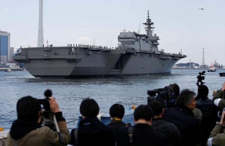 ７月４日、日本政府は９月から約２カ月間、海上自衛隊の最新ヘリコプター空母「かが」を、南シナ海とインド洋へ派遣する調整に入った。写真は「かが」。横浜で昨年３月撮影（２０１８年　ロイター／Toru Hanai）