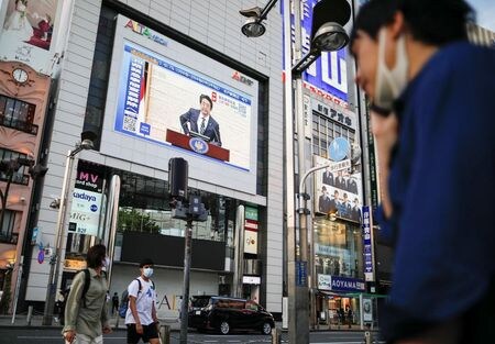 １８日に発表された１─３月期の国内総生産（GDP)段階では年率１桁の減少にとどまったが、新型コロナウイルスの影響が本格的に出てくる４─６月期は２０％前後の落ち込みが予想され、日本経済は戦後最悪の状態となりそうだ。写真は５月１４日、東京の新宿で撮影（２０２０年　ロイター/Issei Kato）