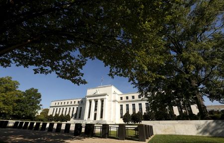 米連邦準備理事会（ＦＲＢ）は２６─２７日に開いた連邦公開市場委員会（ＦＯＭＣ）で、政策金利を現行のゼロ％近辺に据え置くと同時に、国債などを買い入れる量的緩和も現行水準を維持すると全会一致で決定した。ワシントンのＦＲＢ本部で２０１５年９月撮影（２０２０年　ロイター/KEVIN LAMARQUE）