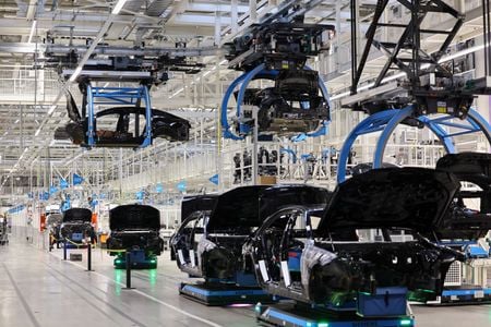 ドイツ経済紙ハンデルスブラットは２８日、ドイツ自動車大手ＢＭＷ、メルセデス・ベンツ、フォルクスワーゲンが輸出入で相殺する仕組みを含む関税協定について、米国商務省と協議していると報じた。写真は２０２４年３月、ドイツのシュツットガルト近郊のベンツ組立工場で撮影（２０２５年　ロイター//Wolfgang Rattay）