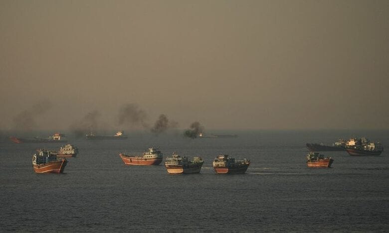 6月15日、オマーンのムサンダムから望むホルムズ海峡。REUTERS