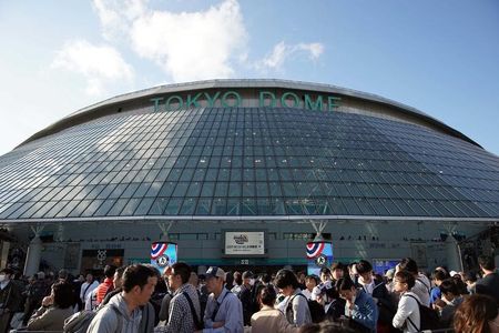 １１月２７日、三井不動産と東京ドームは、三井不が東京ドームへの株式公開買い付け（ＴＯＢ）を検討しているとの一部報道について、「本日開催の取締役会に付議する予定」とのコメントを発表した。東京ドームで２０１９年３月撮影（２０２０年　ロイター/Darren Yamashita-USA TODAY Sports）