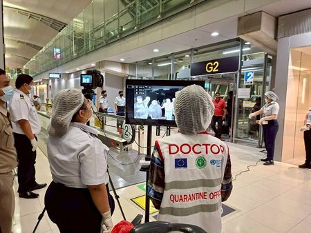 1月25日、タイ・バンコクのスワンナプーム国際空港で、マスクなどを着用した空港の保健当局者ら。提供写真。Suvarnabhumi Airport Office /Handout via REUTERS