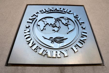 ６月９日、国際通貨基金（ＩＭＦ）は、７月半ばに公表予定の今年の世界経済見通しについて、さらに下方修正することを想定している。写真はワシントンのIMFで２０１８年４月撮影（２０２２年　ロイター/Yuri Gripas）