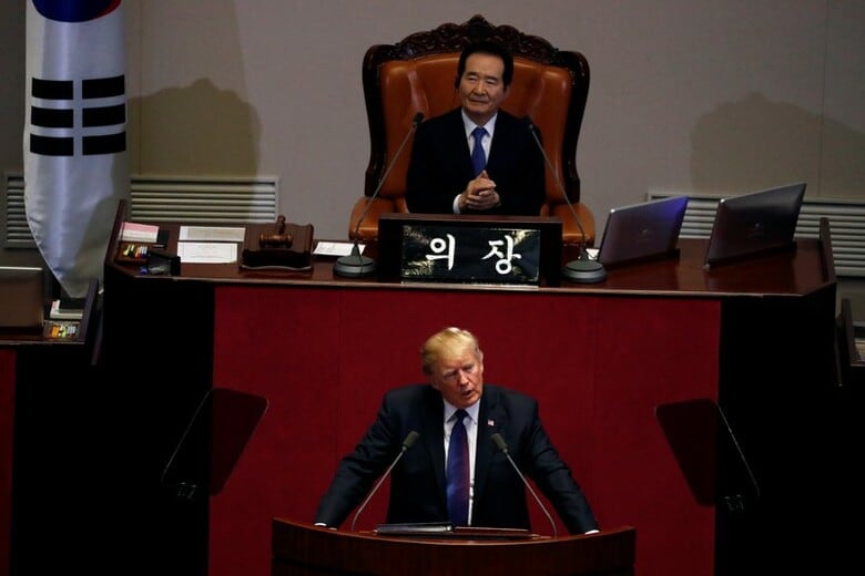 １１月８日、トランプ米大統領は、訪問先の韓国の国会で演説し、「北朝鮮の野蛮な体制」を孤立化させるため、すべての国々に力を合わせるよう求めた。写真は国会で演説するトランプ大統領（手前）。ソウルで撮影（２０１７年　ロイター／Jonathan Ernst）