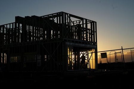 　８月２日、不動産コンサルタント、コアロジックが２日発表した７月の豪住宅価格は、前月比で１．６％上昇した。写真は建築中の家。シドニーで２０１７年５月撮影（２０２１年　ロイター／Jason Reed）