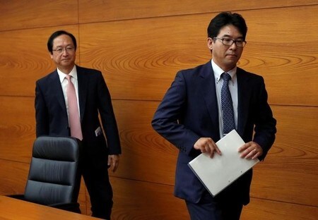 　７月２５日、２４日付で日銀の審議委員に就任した片岡剛士氏（写真右）と鈴木人司氏（左）は、就任記者会見で、現行の金融緩和政策を評価。都内の日銀本店で撮影（２０１７年　ロイター/Issei Kato）