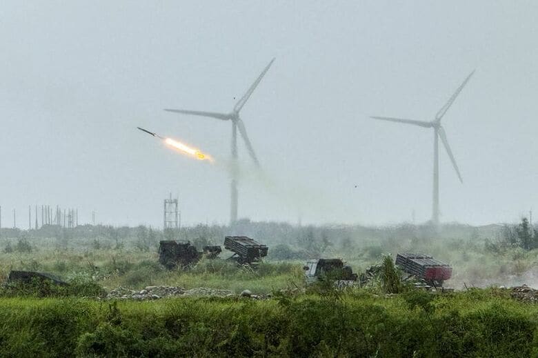台湾軍の沿岸演習をスマートフォンで撮影。 REUTERS/Angie Teo