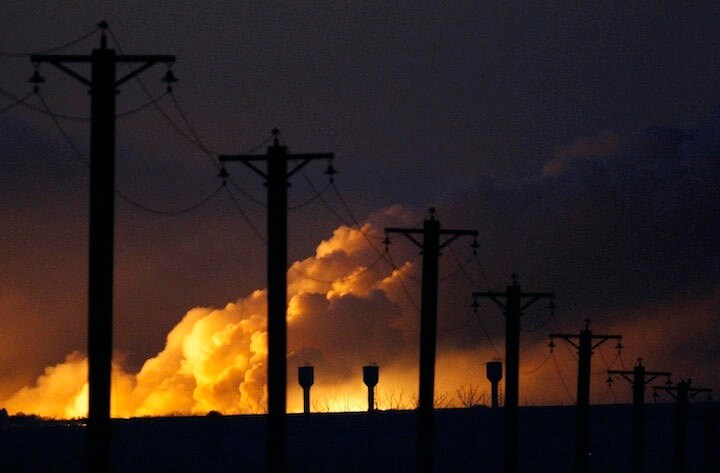 ウクライナの電力網が危機に瀕している......  REUTERS/Gleb Garanich