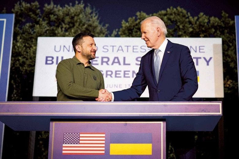 6月13日、イタリアで開催のG7でバイデンとゼレンスキーが協定を締結　UKRAINIAN PRESIDENCYｰHANDOUTｰANADOLU/GETTY IMAGES