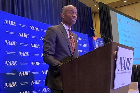 米連邦準備理事会（ＦＲＢ）のジェファーソン副議長は１４日、高インフレがいつまで続くか不確実な場合はインフレ期待を抑制するため、強力な金融政策が必要になる可能性があるとの認識を示した。先月９日撮影。（2023年　ロイター/Ann Saphir/File Photo）