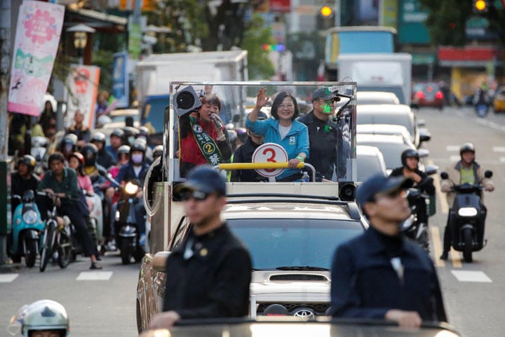 雲林県を選挙カーで巡る蔡英文総統（写真中央）　Ann Wang-REUTERS