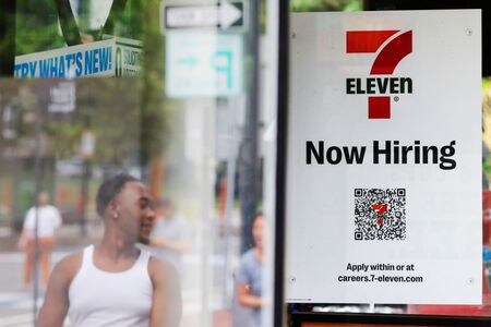 米労働省が６日発表した９月の雇用統計は、非農業部門雇用者数が急増し、米連邦準備理事会（ＦＲＢ）の年内追加利上げに向け労働市場が十分な強さを維持していることを示した。写真は２０２２年７月、マサチューセッツ州ケンブリッジで撮影（２０２３年　ロイター/Brian Snyder）