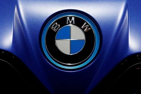 　２月１日、ドイツの自動車大手ＢＭＷは、中国で一部モデルの希望小売価格を値上げしたと明らかにした。写真はＢＭＷのロゴ。ミュンヘンで２０２１年９月撮影（２０２３年　ロイター／Wolfgang Rattay）