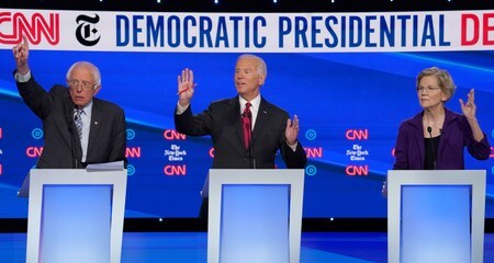 　１０月１５日、２０２０年米大統領選の候補者絞り込みに向けて野党民主党が１５日開いた討論会で、支持率を伸ばしているエリザベス・ウォーレン上院議員（写真右端）が、医療保険制度や税制を巡り他候補から批判の集中砲火を浴びた。写真は討論会の様子。オハイオ州ウェスタービルで撮影（２０１９年　ロイター／Shannon Stapleton）