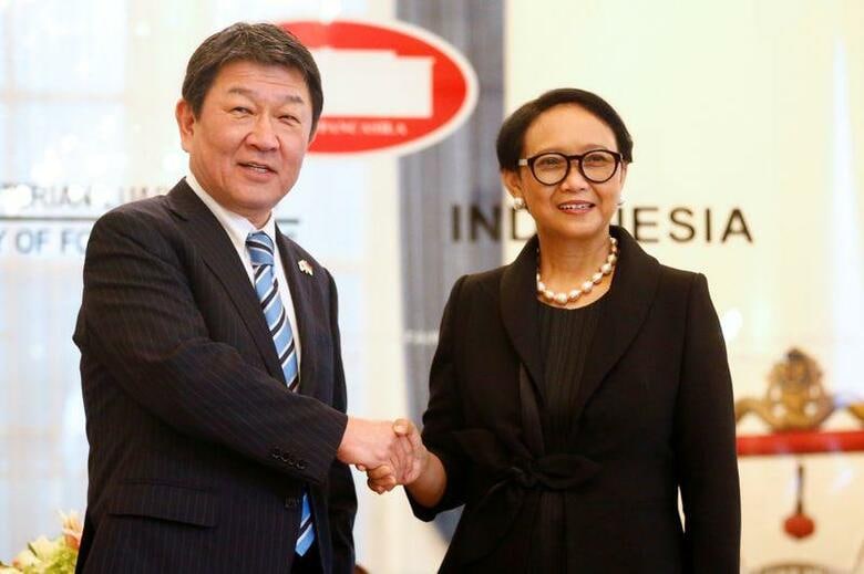 インドネシアのジョコ大統領は10日、近海の漁業権を巡って中国と対立している南シナ海ナトゥナ諸島への投資拡大を日本政府に求めた。写真は左が日本の茂木敏充外相、右がインドネシアのルトノ外相。ジャカルタで撮影（2020年　ロイター／Ajeng Dinar Ulfiana）