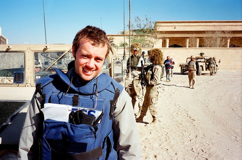 １１月１５日、数々の大事件を取材し、バグダッド支局長を務めたロイターのディーン・イェーツ記者（写真）が、心的外傷後ストレス障害（ＰＴＳＤ）と闘う日々をつづった。イラクのティクリート近郊で２００３年１１月撮影。ディーン・イェーツ記者提供（２０１６年　ロイター/Dean Yates/Handout via REUTERS）