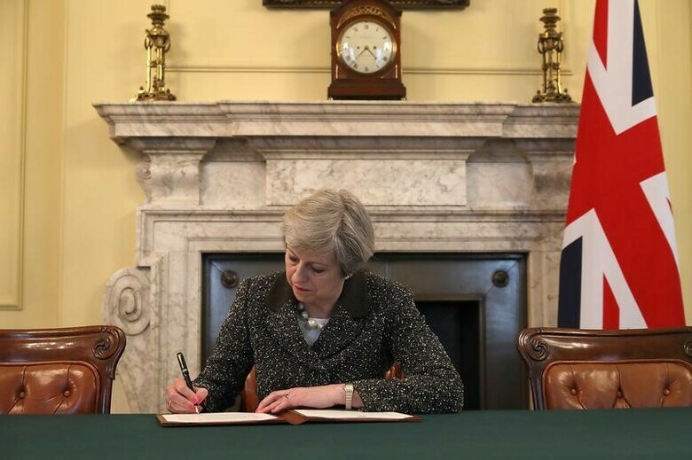 ３月２９日、英国のメイ首相はＥＵ基本条約（リスボン条約）５０条を発動し、ＥＵに対して離脱を正式に通知した。離脱通知書簡に署名するメイ首相（２０１７年　ロイター／Christopher Furlong）
