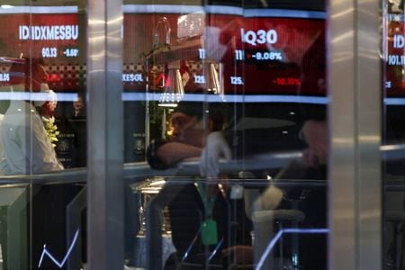 写真はジャカルタにあるインドネシア証券取引所（IDX）の電子ボード。2025年4月撮影（２０２６年　ロイター/Willy Kurniawan）