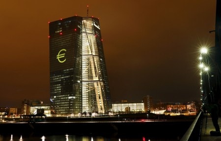 　１１月１４日、欧州中央銀行（ＥＣＢ）総裁に今月就任したクリスティーヌ・ラガルド氏は１３─１４日に理事会メンバーをドイツの古城ホテル「シュロスホテル・クロンベルク」に集め、会合を開いた。写真はＥＣＢの建物。フランクフルトで２０１６年３月撮影（２０１９年　ロイター／Kai Pfaffenbach）