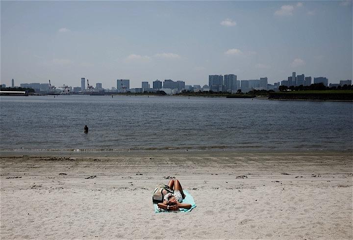 <!-- 7日、東京都では新たに360人の新型コロナウイルス陽性者が確認された。-->写真は6日、お台場で。REUTERS/Kim Kyung-Hoon
