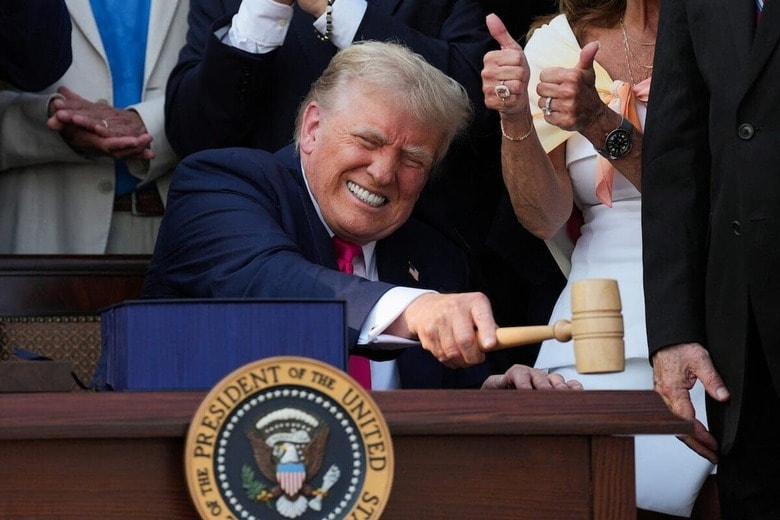 大型減税・歳出法成立ではしゃぐトランプ（7月4日、ホワイトハウス）REUTERS/Leah Millis