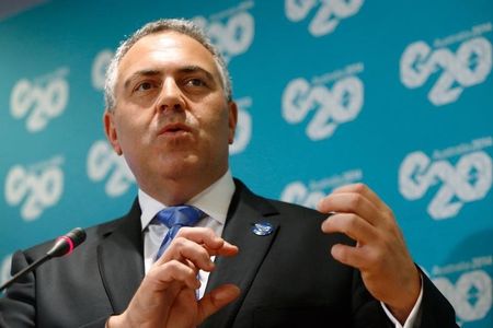 　５月１２日、豪政府は多国籍企業３０社の租税回避に対する取り締まりを強化する新たな法案を提出した。写真はＧ２０会合後に会見するホッキー豪財務相。２０１４年１０月撮影。（２０１５年　ロイター／Jonathan Ernst）