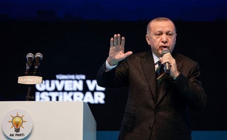 トルコのエルドアン大統領は２４日、与党・公正発展党（ＡＫＰ）の会議で演説し、不安定な金融市場について、経済の実情を反映していないと指摘した。２４日撮影。（２０２１年　ロイター/Umit Bektas）