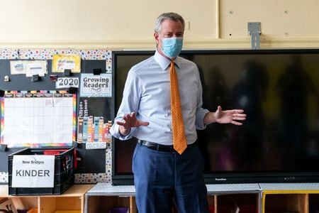 米ニューヨーク市のデブラジオ市長は２０日、９月から始まる新学期に市内の学校で対面授業を再開させる方針を改めて表明した。代表撮影（２０２０年　ロイター）