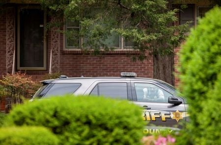 米南部サウスカロライナ州ロックビル近郊で７日、医師の夫妻など５人が銃撃され死亡する事件が発生。容疑者とみられる米プロフットボールリーグのフィリップ・アダムズ元選手が自殺しているのも見つかった。写真は７日、アダムズ氏の自宅前で撮影（２０２１年　ロイター/Sam Wolfe）