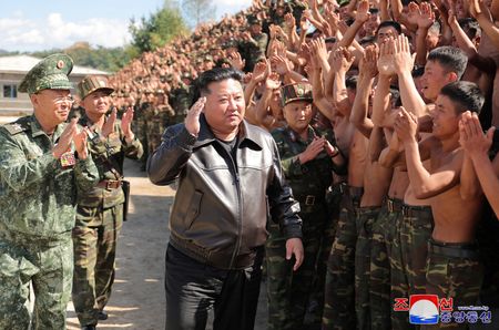 　１０月４日、北朝鮮の金正恩朝鮮労働党総書記は、敵が北朝鮮の主権を侵害しようと武力行使を試みた場合、核兵器を含むあらゆる攻撃力の使用をためらわないと述べた。写真は同日、ＫＣＮＡが公開したもの。撮影場所不明（２０２４年　ロイター/KCNA）