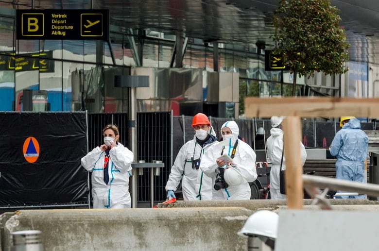 　３月２８日、ベルギー検察は、「テロ殺人」罪で起訴した男性を証拠不十分で釈放したと明らかにした。写真はブリュッセル空港ターミナル前で鑑識作業の準備を進める捜査員ら。２３日、代表撮影（２０１６年　ロイター）