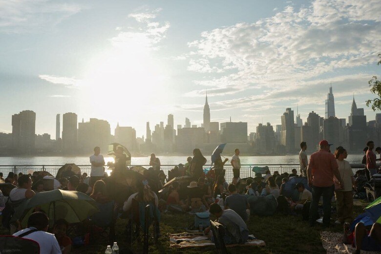7月4日の独立記念日の花火を見ようと集まったニューヨーク市民　Jeenah Moon/REUTERS