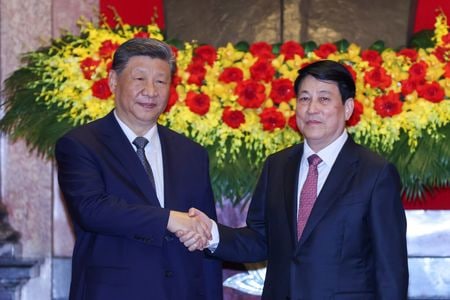 　中国とベトナムは１５日、中国の習近平国家主席が２日間のベトナム訪問を終えるに当たって共同声明を出し、世界貿易機関（ＷＴＯ）を中心とした多国間貿易体制を維持することへの支持を表明した。１５日代表撮影（２０２５年　ロイター）