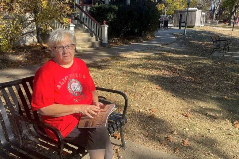 １１月４日、選挙直前になって有権者のストレスは極限に達している。劇的に異なる２人の候補が異なる米国の未来を掲げて対決する中で、選挙結果とそれに伴って起きる可能性がある騒動から身を守ろうとしているのが、今の有権者の姿だ。写真はグラフィックデザイナーを引退したジェニファー・ビュネックさん（６８）。ペンシルベニア州ベルビューで２日撮影（２０２４年　ロイター/Gram Slattery）