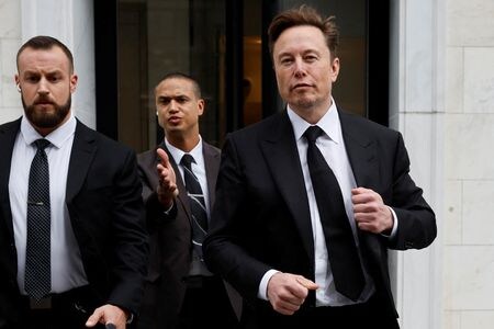　１月２７日、米電気自動車（ＥＶ）大手テスラのイーロン・マスク最高経営責任者（ＣＥＯ）は、ワシントンのホワイトハウスでバイデン政権の高官２人と会談し、ＥＶ生産を推進し、米国の自動車ネットワークの電動化を加速するための協力のあり方について議論した。米首都ワシントンで撮影（２０２３年　ロイター/Jonathan Ernst）