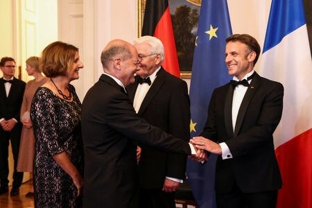　ドイツのショルツ首相とフランスのマクロン大統領は２８日付英紙フィナンシャル・タイムズ（ＦＴ）に連名で寄稿し、欧州連合（ＥＵ）は競争力強化に著しい努力を払う必要があり、さもなければ生活水準が損なわれる危険性があると警告した。ベルリンで２６日撮影（２０２４年　ロイター/Liesa Johannssen）