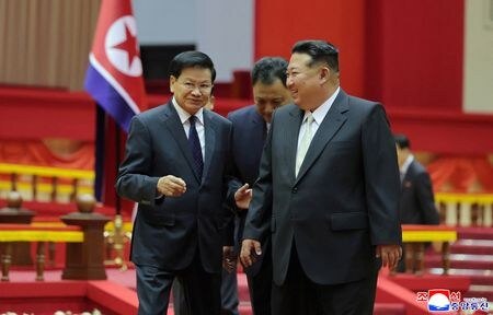 　北朝鮮の金正恩朝鮮労働党総書記は１０月７日、平壌を訪問したラオスのトンルン国家主席と会談した=写真。ＫＣＮＡが８日配信（２０２５年　ロイター）