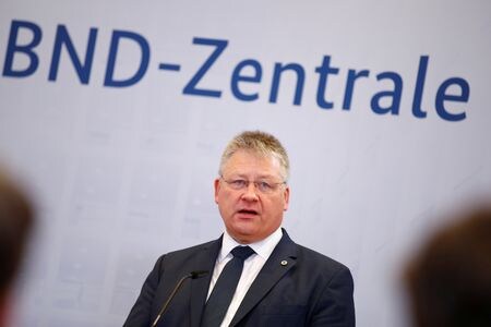ドイツ連邦情報局のブルーノ・カール長官は２７日、ロシアが西側の標的に対する破壊工作を強めているため、「北大西洋条約機構（ＮＡＴＯ）がいずれ集団防衛条項である第５条の発動を検討するリスクが高まっている」と述べた。ベルリンで開かれたシンクタンクのイベントで演説した。写真はベルリンで２０１９年２月撮影(２０２４年　ロイター／AXEL SCHMIDT）