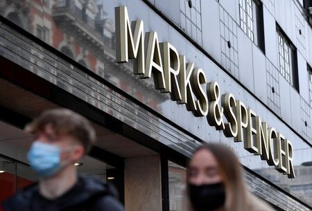 １月１６日、英小売り大手マークス・アンド・スペンサー（Ｍ＆Ｓ）は、２０２３／２４年度に大型店２０店舗を新規出店する計画を明らかにした。ロンドンの同社店舗で２０２１年１２月撮影（２０２３年　ロイター/Toby Melville）