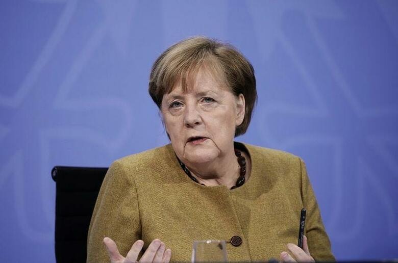 ビルト紙によると、メルケル独首相は自ら属する保守与党、キリスト教民主同盟（ＣＤＵ）の議員に対し、新型コロナウイルス感染拡大抑制に向けたロックダウン（都市封鎖）を少なくとも４月初旬まで実施する意向を伝えた。５日撮影（２０２０年　ロイター/MICHEL KAPPELER）